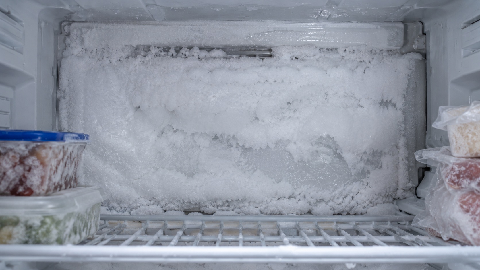 Frigorífico abierto con hielo acumulado fotografiado antes de intervenir para registrar su ubicación y proteger los alimentos