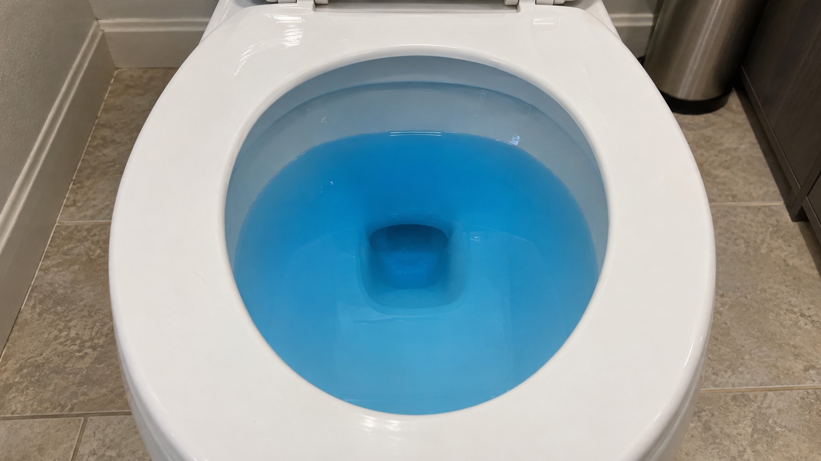 Prueba de colorante alimentario en el depósito de un inodoro para detectar una fuga silenciosa hacia la taza